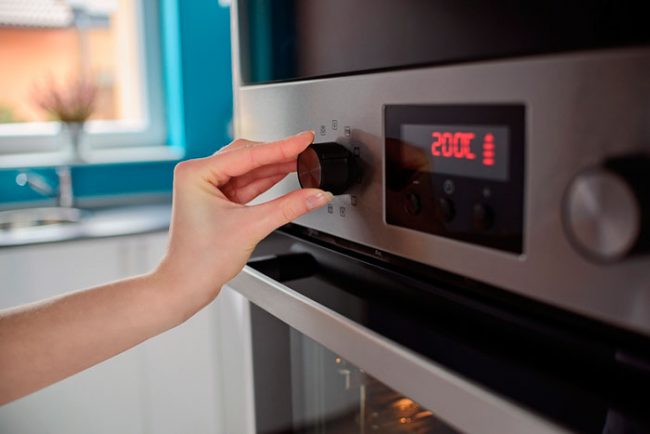Электрический духовой шкаф с электронным управлением выключит духовку после приготовления блюда