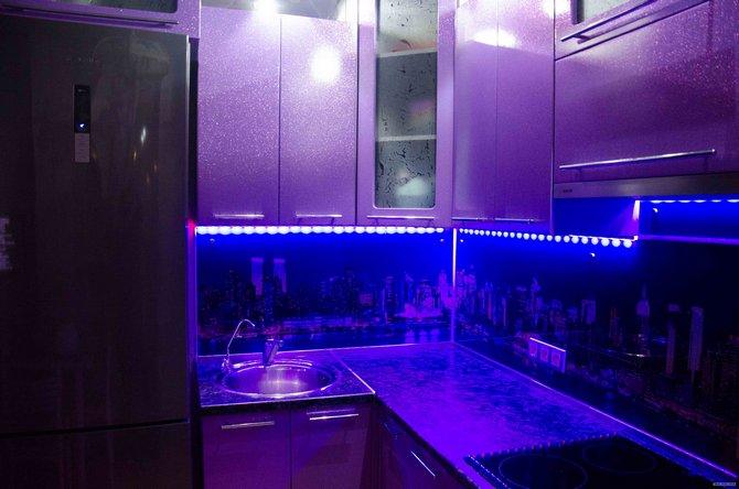 Светодиодная лента освещает кухню