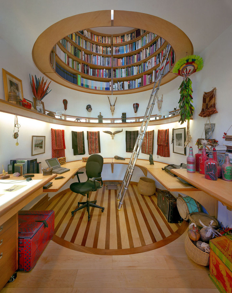 3. Потолочная библиотека над рабочим кабинетом, куда ведет лестница из нержавеющей стали. дизайн, дом, идея, креатив