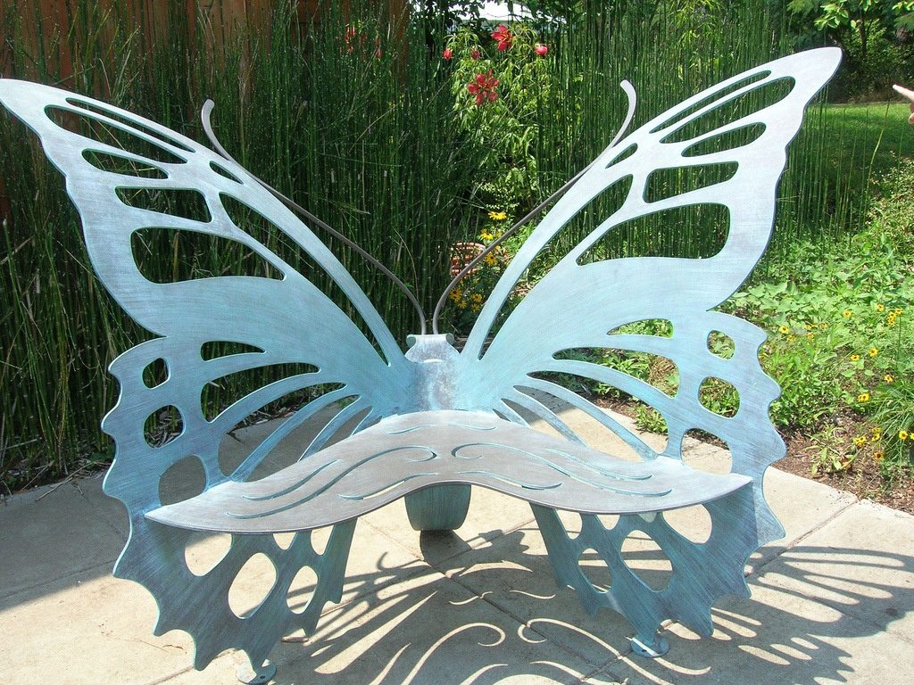 скамейка в виде бабочки