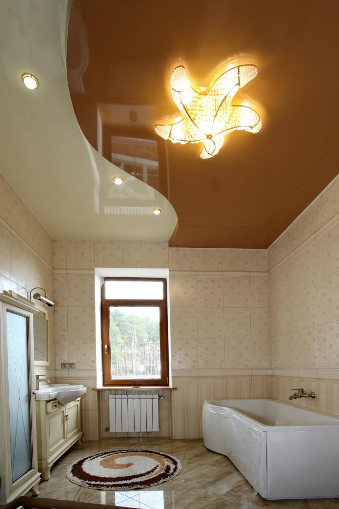 коричнево-белый натяжной потолок в ванной комнате