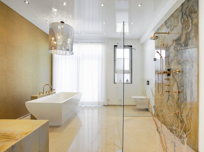 белый глянцевый натяжной потолок в ванной комнате в современном стиле