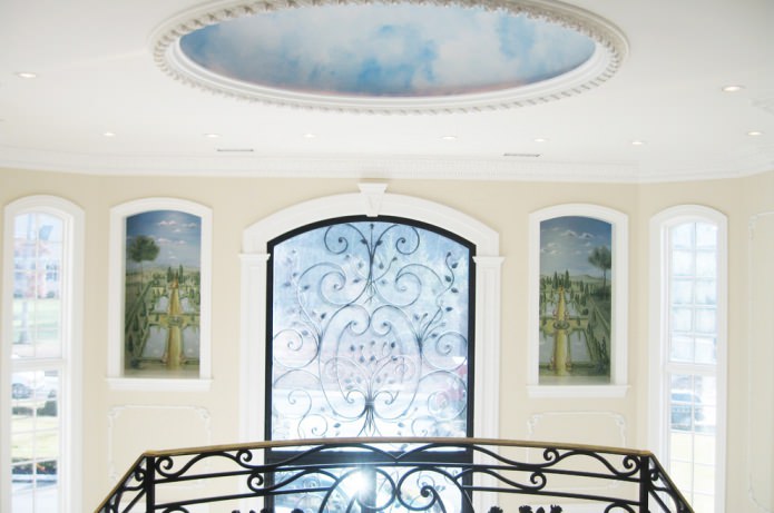 фреска с изображением неба на потолке