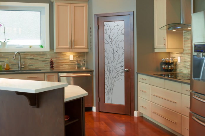 коричневая дверь на кухне