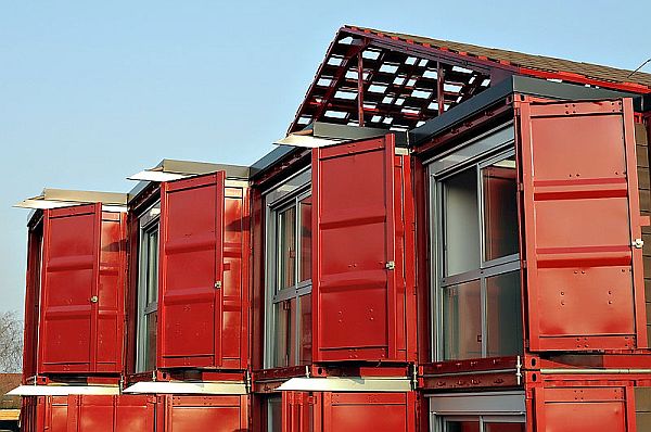 Фасад дома из контейнеров по проекту Патрика Партуш во Франции