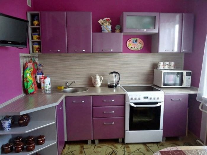 Обои для маленькой кухни в фиолетовом благородном цвете 