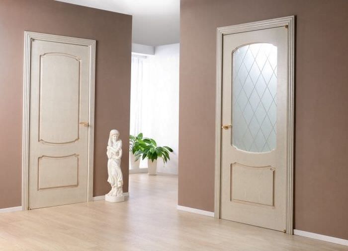 белые двери в стиле с оттенком лимонного