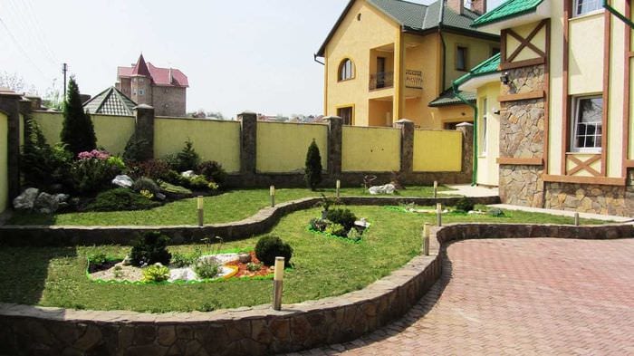 Дизайн двора своими руками частного дома в деревне фото