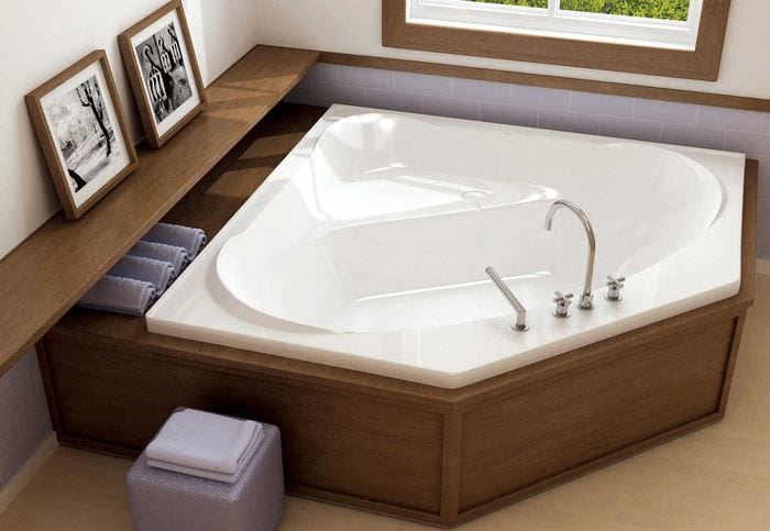 идея современного интерьера ванной комнаты с угловой ванной