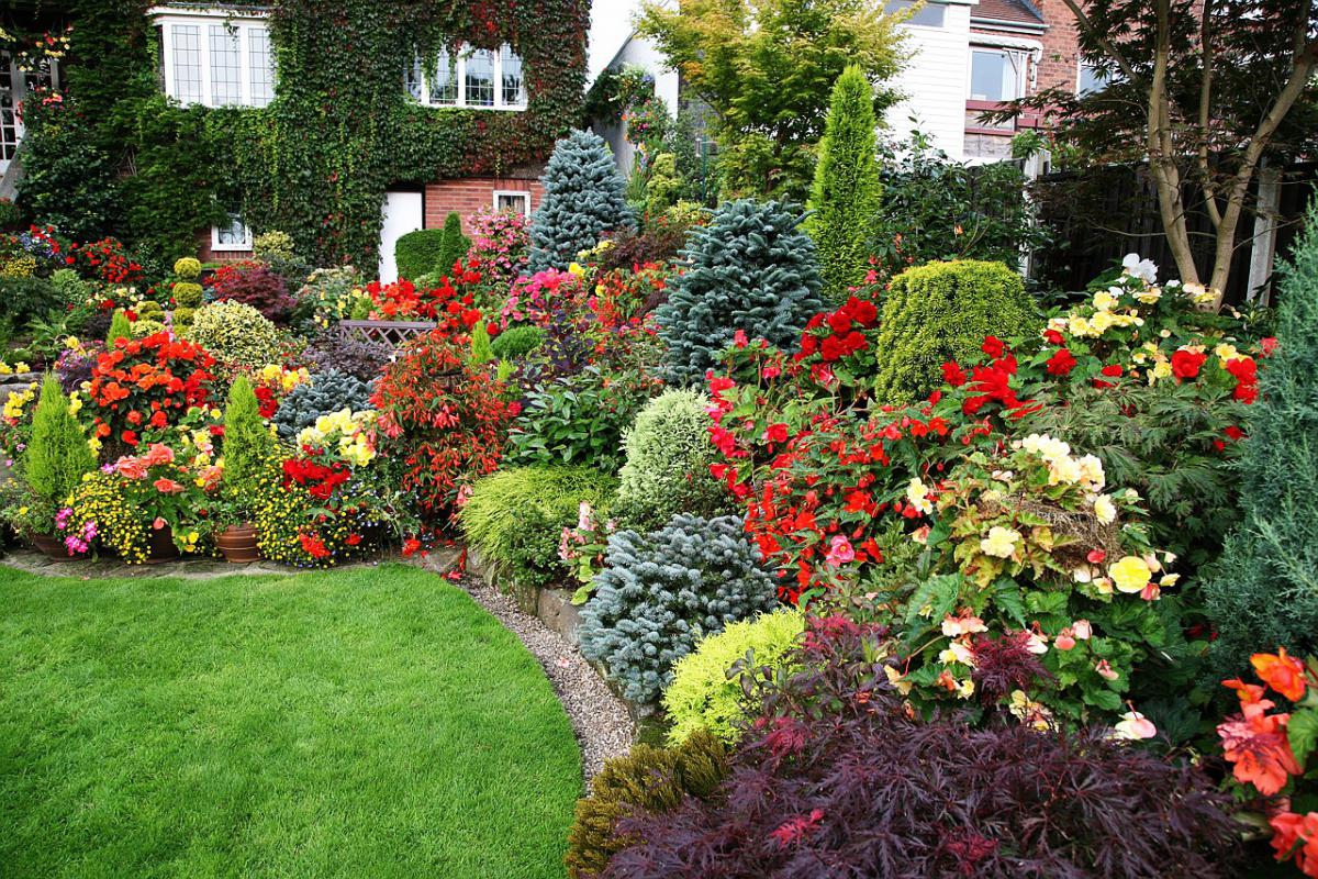 Прекрасный сад в английском стиле станет украшением для любого дома
