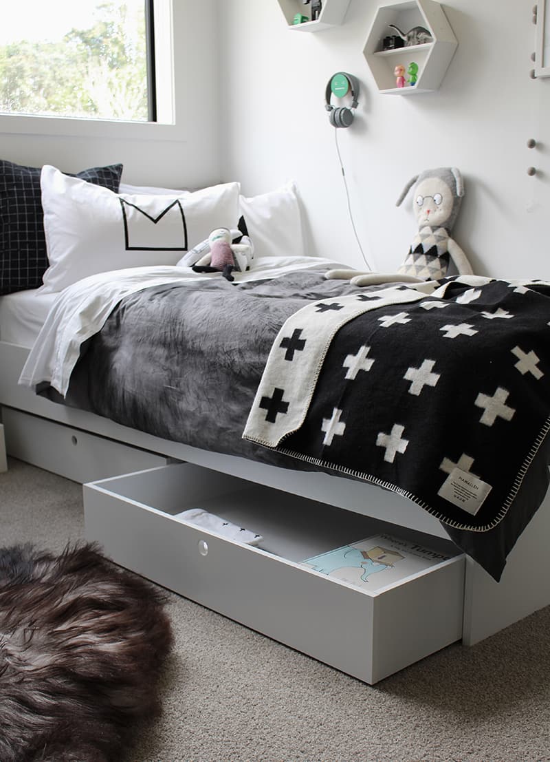 Встроенные выдвижные ящики в кровать являются идеальным местом для хранения постельного белья или детских игрушек