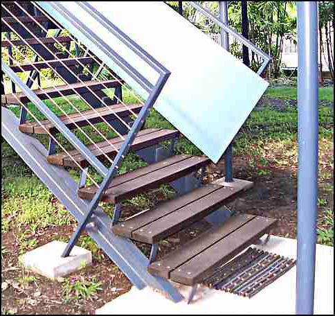 металлическая лестница с деревянными ступенями 