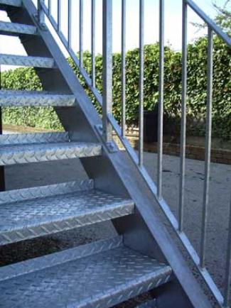 металлические ступени для лестниц