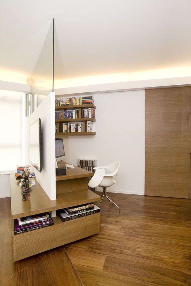 В гостиной с помощью стеллажа можно отделить зону отдыха или выделить рабочий кабинет 