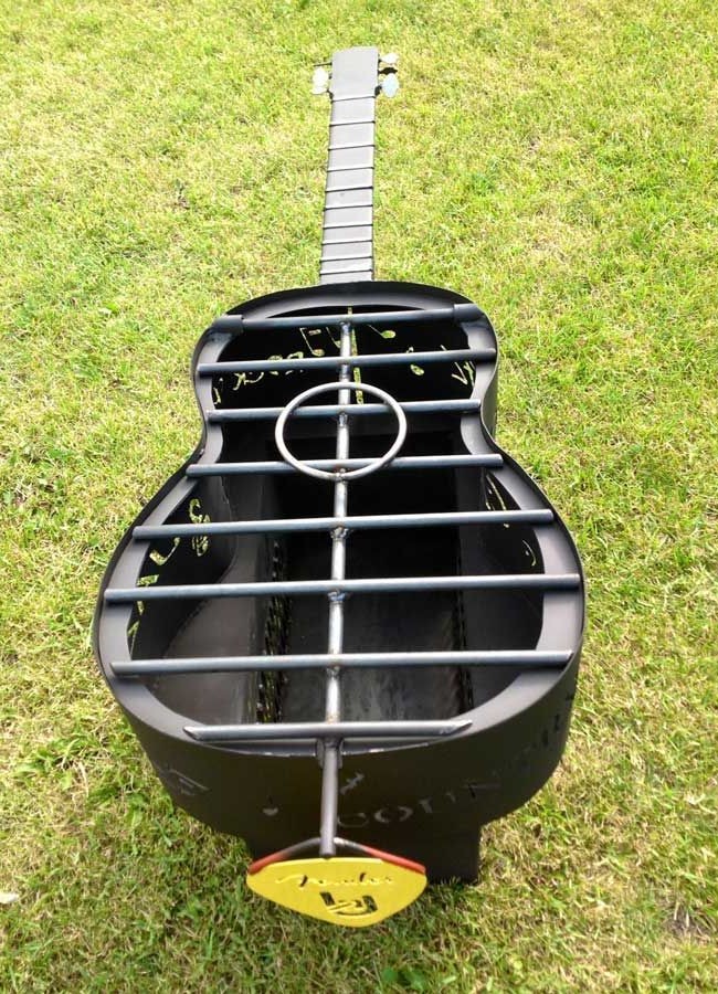 Для меломанов — мангал в виде гитары