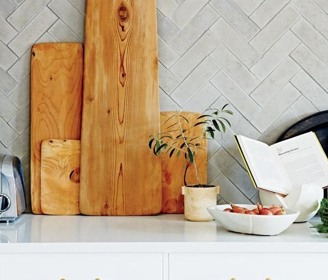 Кухонный фартук, выложенный из плитки диагональю