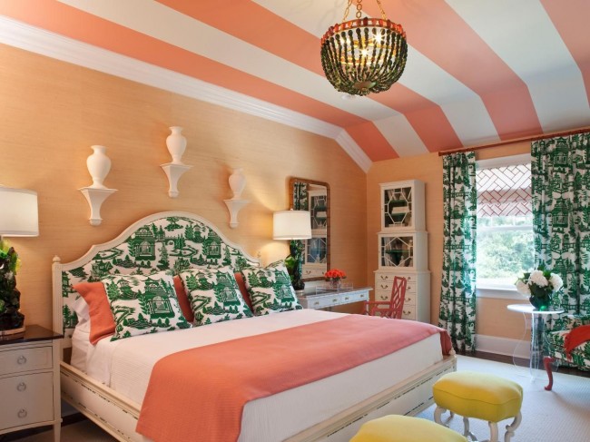 Природное сочетание зелени и персика в спальне