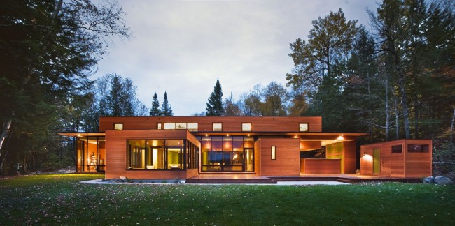 Деревянные дома из бруса - прекрасная возможность реализовать необычные архитектурные решения