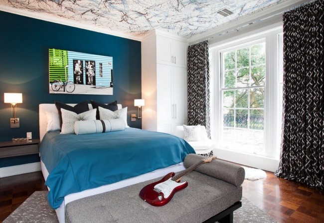 Белый шкаф и кровать хорошо смотрятся с насыщенным бирюзовым цветов стен