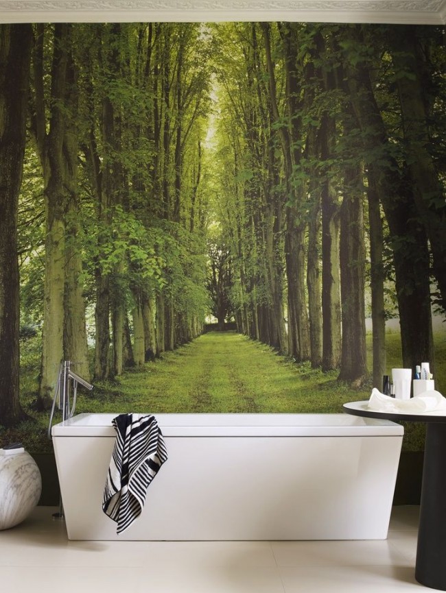 Белоснежная ванна прекрасно смотрится на фоне зеленого леса 