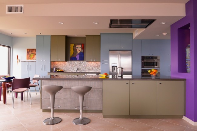 Приглушенно-розовый потолок и использование блокировки цвета в дизайне кухни