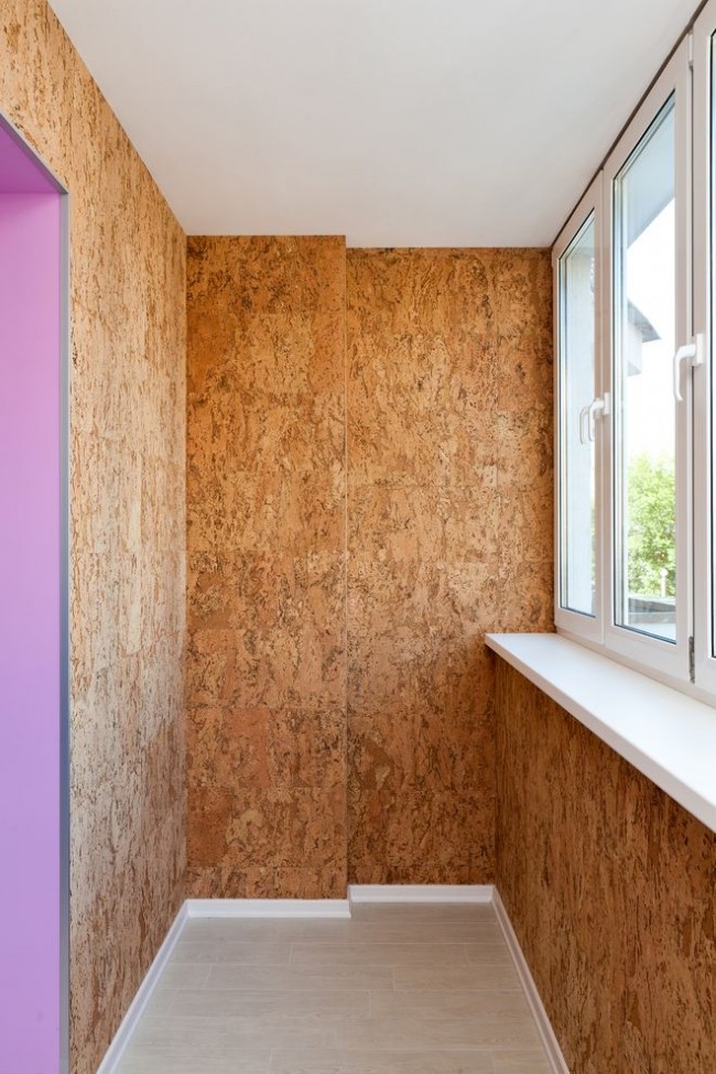 Использование шпона из пробкового дерева для отделки стен делает балкон теплым и уютным