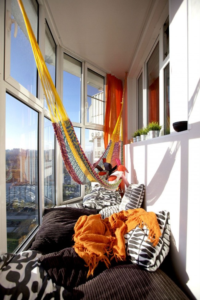На застекленном и утепленном балконе можно комфортно отдыхать даже зимой