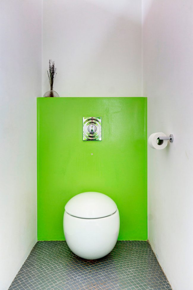 Туалет в стиле модерн с полочкой, спрятанной за яркой ширмой