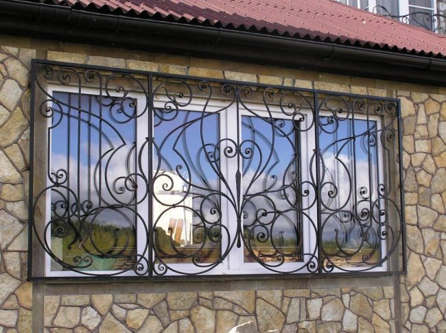 Съемные кованые решетки на дачном окне