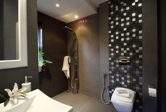 Просторная ванная комната в серо-черных тонах со встроенным гигиеническим душем для туалета