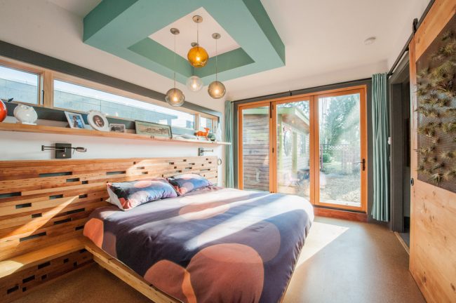 Красивая спальня с элементами стиля модерн