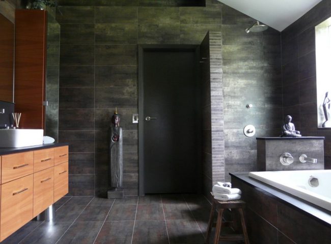 Ванная в темных тонах: двери, пол, стены выполнены в цвете графита