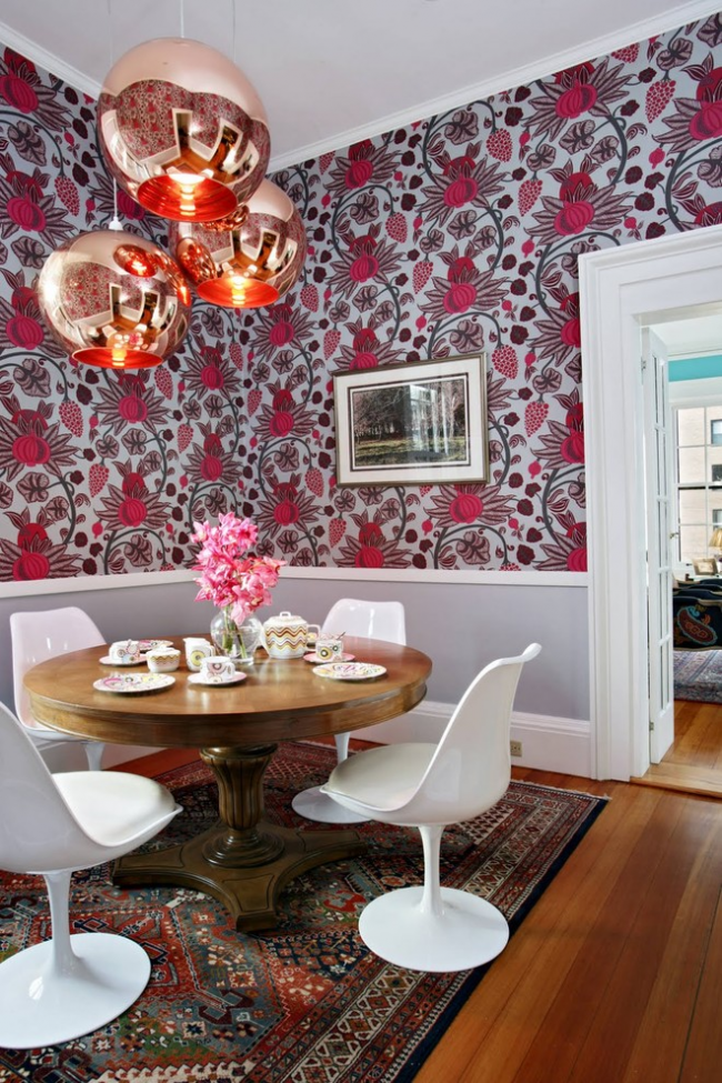 Интерьер гостиной в стиле фьюжн с красивыми люстрами и белым широким плинтусом