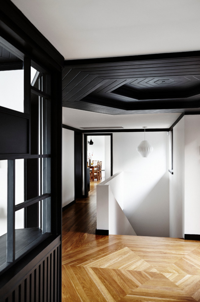 Стильный контрастный интерьер прихожей с окрашенной имитацией бруса на потолке
