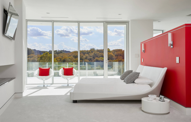 Компенсировать однотонность комнаты помогут большие окна с красивыми пейзажами