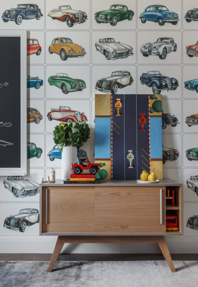 Ретро-автомобили на стене в детской