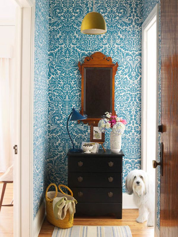 Зеркало на фоне синих стен с узорами