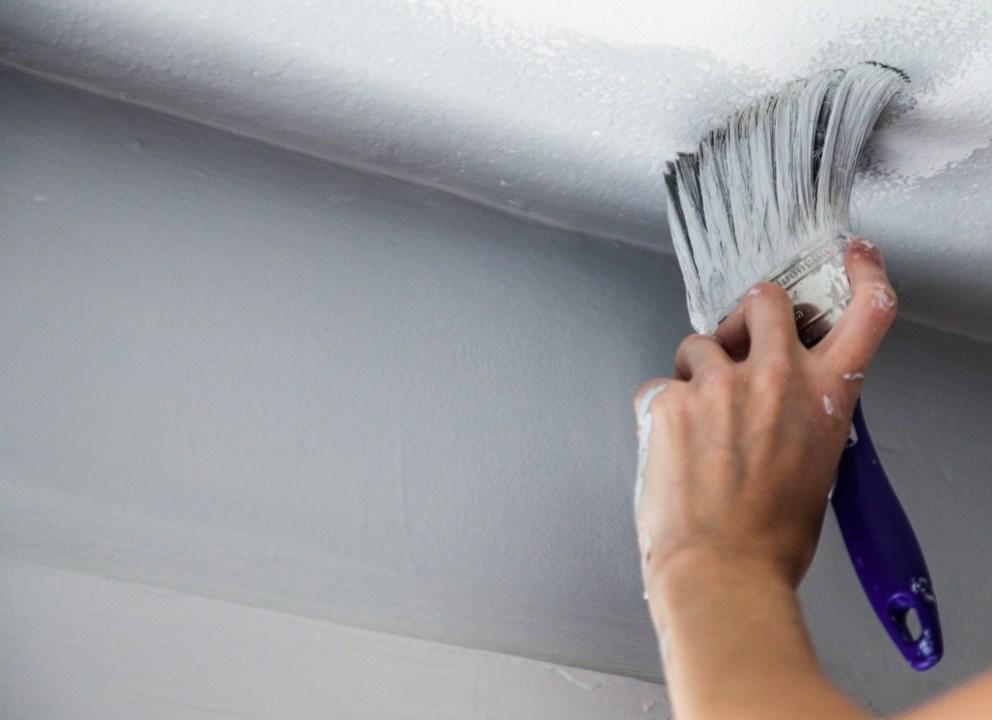Прекрасным вариантом для быстрой покраски потолка является водоэмульсионная краска