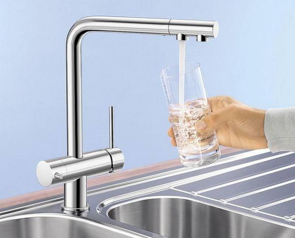 Смеситель с краном для питьевой воды содержит в себе два отлива разных типов
