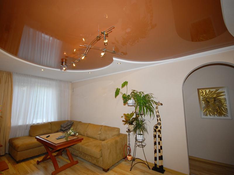 Сделать гостиную красивой и современной можно при помощи яркого натяжного потолка