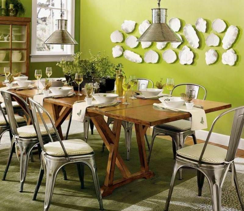 Яркие оттенки природных цветов на стенах кухни гармонично сочетаются с деревянной мебелью