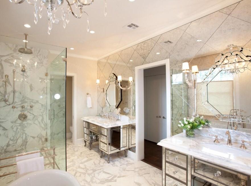 Благодаря зеркальной плитке можно визуально увеличить ванную комнату 