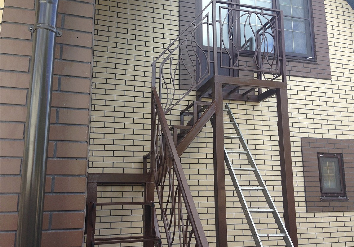 Металлическая уличная лестница на второй этаж должна иметь ступени, оснащенные покрытием, на котором не скользит нога 