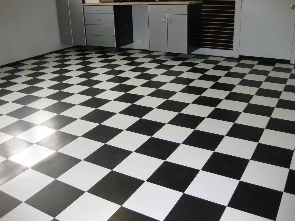 Можно оформить пол как шахматную доску: следует комбинировать плитку черных и белых цветов