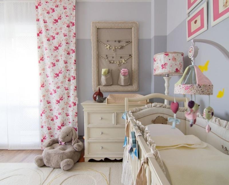 Комнату для девочки до 3 лет лучше оформлять в бежевых или розовых цветовых гаммах 