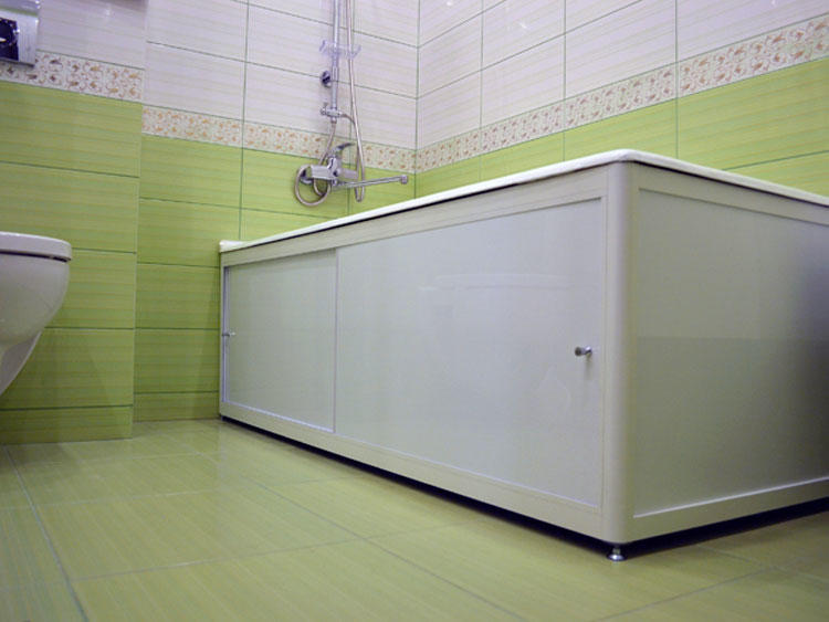 Экран под ванну может быть раздвижным, с открывающимися дверками, стационарным или неподвижным