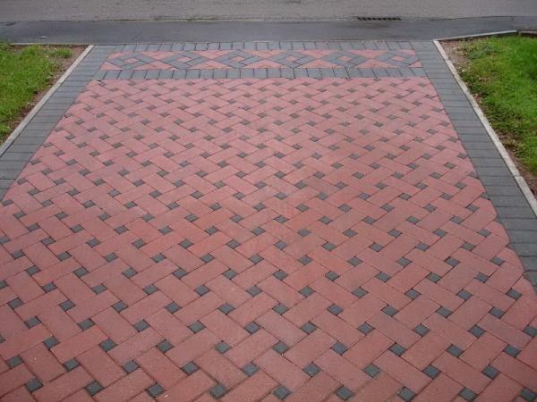 Тротуарная плитка – прочный, морозоустойчивый материал, который имеет множество цветов 