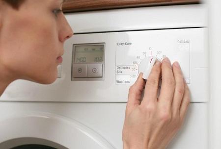 Если не включается стиральная машина, то первым делом стоит проверить, есть ли напряжение в розетке 