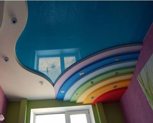 Сделать потолок в комнате оригинальным и красивым можно при помощи яркой краски