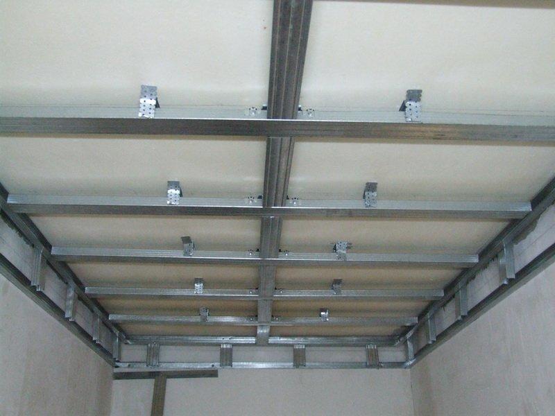 Если вы хотите, чтобы пластиковые панели были надежно установлены, тогда сперва следует смонтировать прочный металлический каркас на потолок